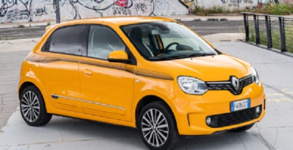 Нова електрическа версия се очаква да бъде представена на пазара през 2026 година, като наследи E - tech. Но. Сега имаме Renault Twingo, произведено във версии SCe 65  и TCe 95, и двете оборудвани с бензинов двигател с вътрешно горене. По-як е първият автомобил с трицилиндров двигател с работен обем 998 куб. см. Има мощност от 65 к.с.

Тук оценката е 0,3817 евро/км. Този модел със задно задвижване гарантира разход на гориво от 4,4-4,5 л/100 км. Достига до 158 км/ час. Е, багажникът е с товарен капацитет между 174 и 219 литра, скромен,  но този модел е идеален преди всичко за градско шофиране. 

По отношение на нивата на оборудване, изборът може да падне върху Duel , Duel&sup2; и най-високата част от гамата Intens (вече спряна от производство).
